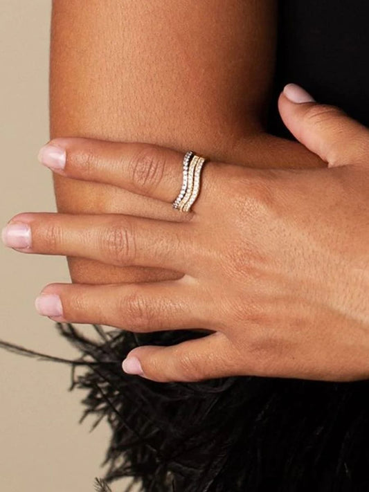 Anillo elegante con incrustaciones de diamantes en línea ondulada